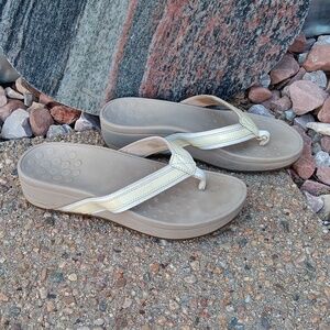Vionic High Tide wedge thong beige sandals women's sz 7